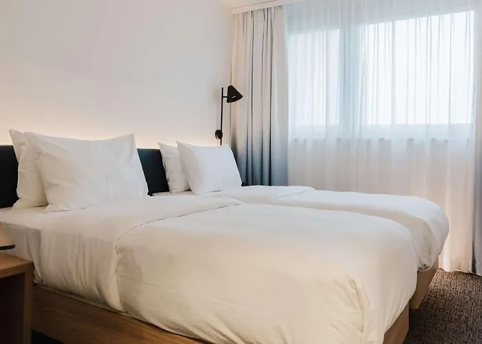 Hotel Hampton By Hilton West 3*