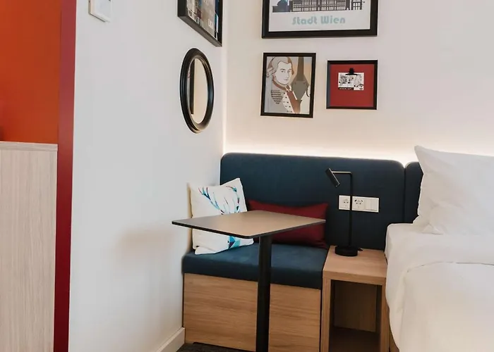 Hotel Hampton By Hilton West