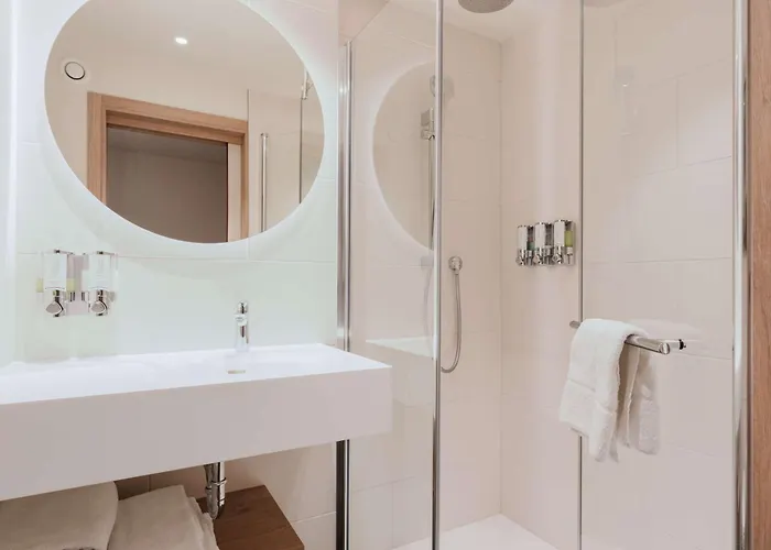 Hotel Hampton By Hilton West 3*