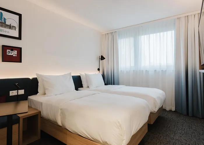 Hotel Hampton By Hilton West 3*
