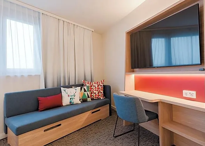 Hampton By Hilton West