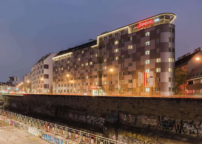 Hampton By Hilton West 酒店 3*