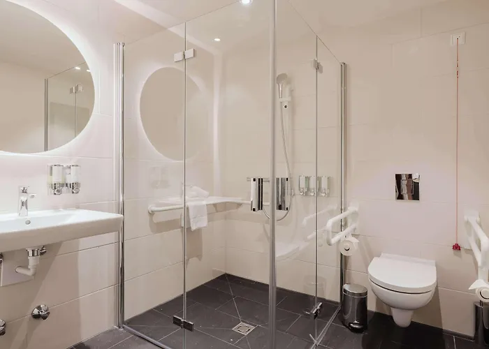 Hampton By Hilton West 酒店